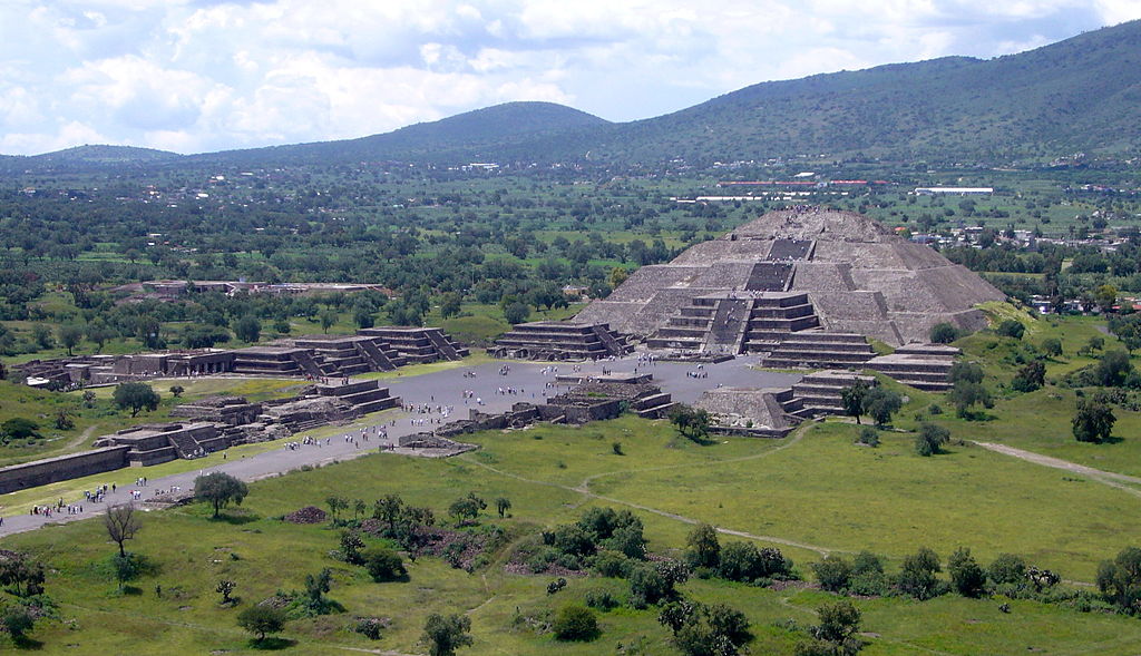 1024px-Piramide_de_la_Luna_072006.