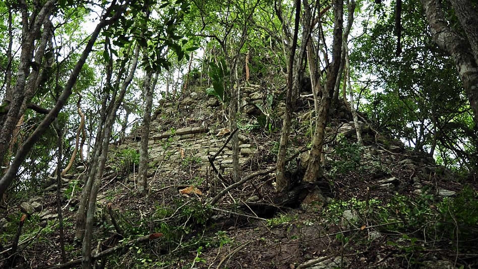 cnn-lagunita-estructura-piramidal-campeche-mayas.