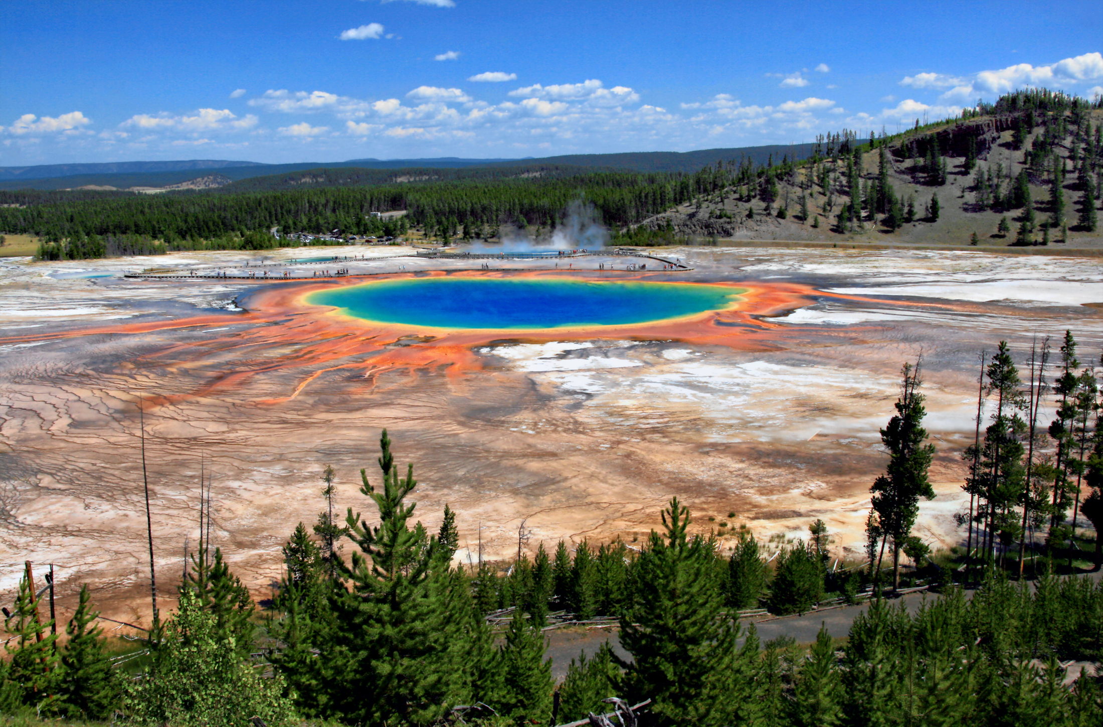 Grand_Prismatic_Spring_and_Midway_Geyser_Basin_from_above.