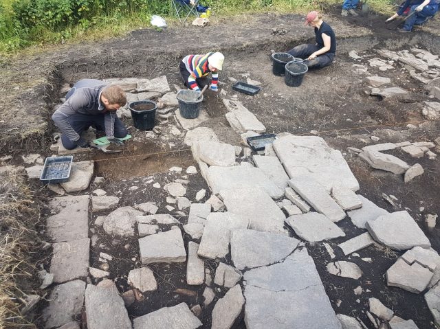 kaill-norse-hall-exposing-the-southern-wall-and-benches-credit-uhi-archaeology-institute-640x479.