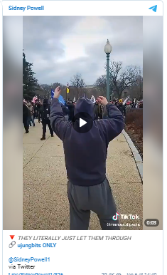 Moment_police_invite_protestors_in.