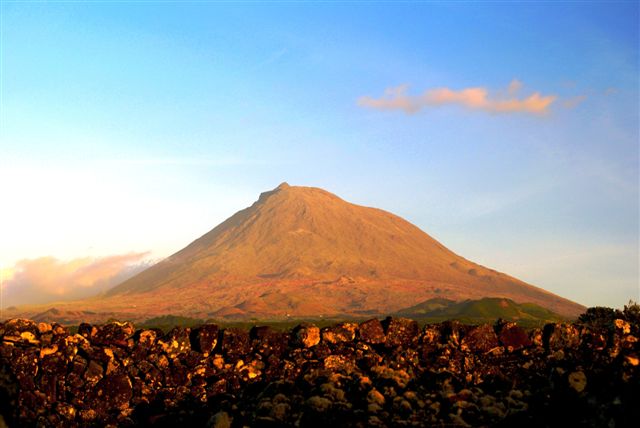 Montanha_do_Pico_ao_P%C3%B4r-do-sol,_ilha_do_Pico,_A%C3%A7ores.JPG