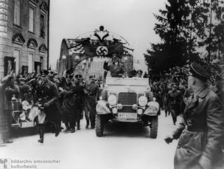 ring+Austrians+Greet+Adolf+Hitler+in+his+Hometown+of+Braunau+am+Inn+%2528March+14%252C+1938%2529.
