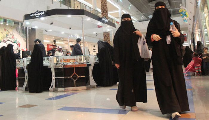 Saudi-women-in-niqabs.