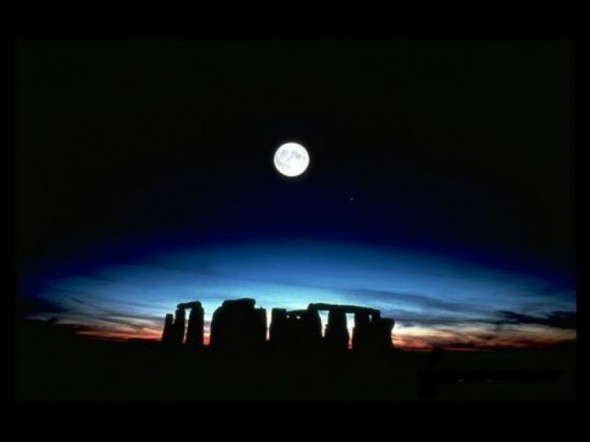 stonehenge-full-moon-590x442.
