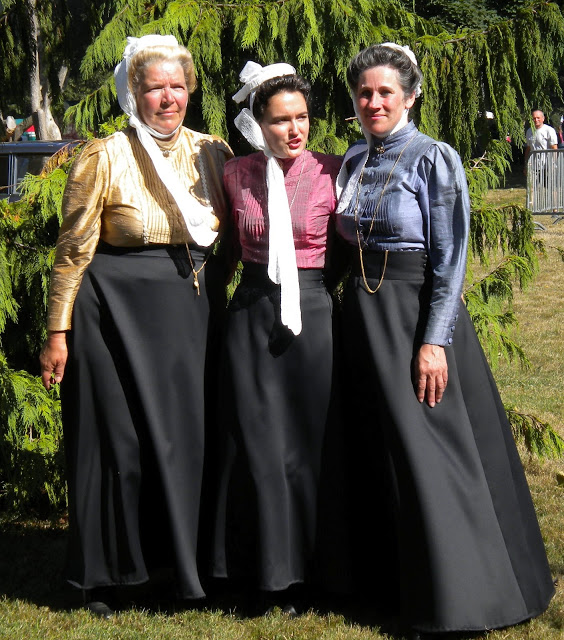 town+costume.