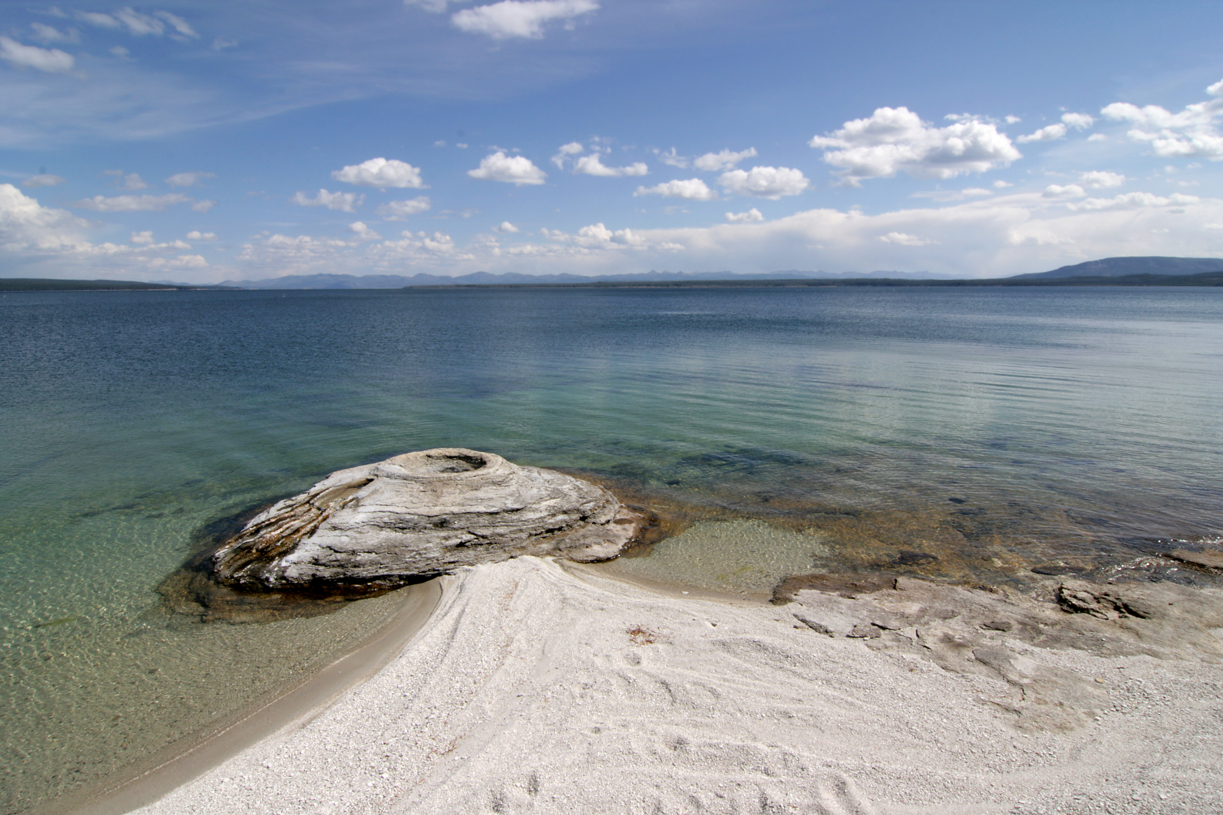 Yellowstone_Lake_West_Thumb_Geyser_Basin.